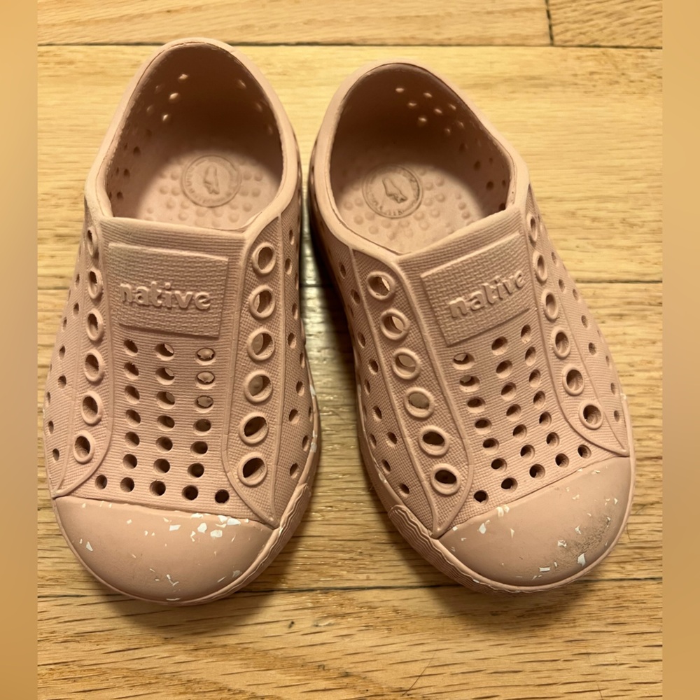 Toddler Native Jefferson Rubber Shoe chameleon pink
Splash pad shoe